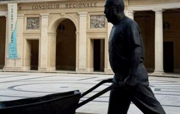 Ai Weiwei si ritrae con una carriola: la scultura davanti all’Emiciclo