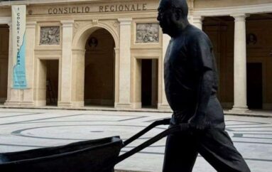 Ai Weiwei si ritrae con una carriola: la scultura davanti all’Emiciclo