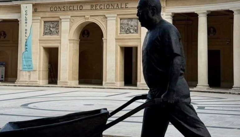 Ai Weiwei si ritrae con una carriola: la scultura davanti all’Emiciclo