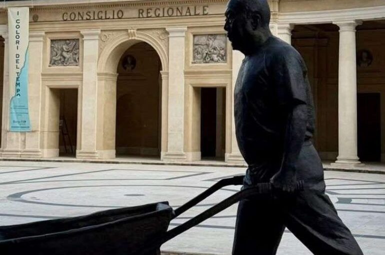 Ai Weiwei si ritrae con una carriola: la scultura davanti all’Emiciclo