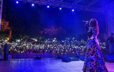 Cristina D’Avena fa cantare L’Aquila: “I sorrisi che arrivano dal cuore”