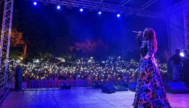 Cristina D’Avena fa cantare L’Aquila: “I sorrisi che arrivano dal cuore”