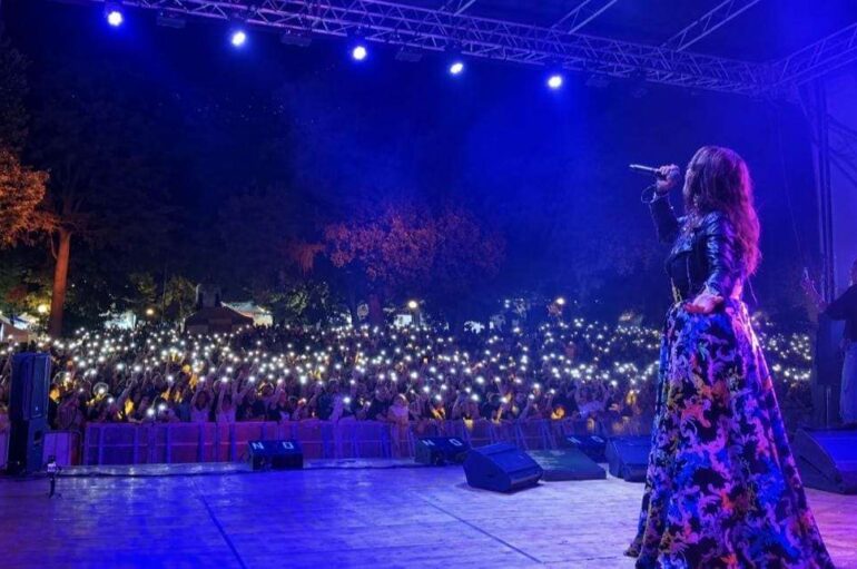 Cristina D’Avena fa cantare L’Aquila: “I sorrisi che arrivano dal cuore”