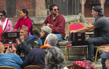 Setak e Romagnoli a Kathmandu, la musica incontra i bambini del Nepal