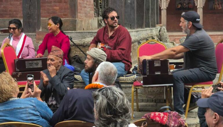 Setak e Romagnoli a Kathmandu, la musica incontra i bambini del Nepal