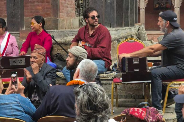 Setak e Romagnoli a Kathmandu, la musica incontra i bambini del Nepal