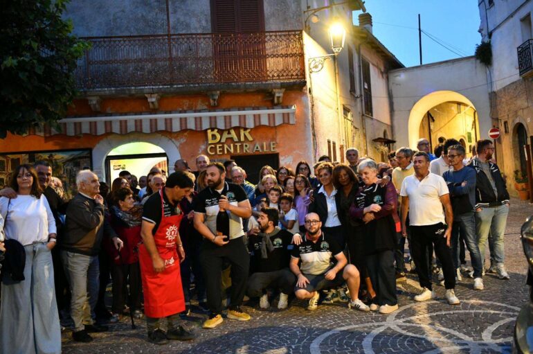 I ragazzi riaprono il bar del paese, la “restanza” di Canistro